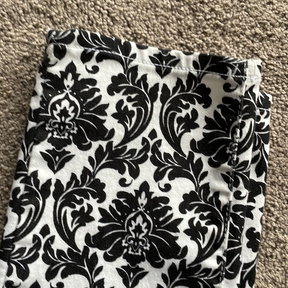 Maurice’s Floral Tapered Leg‎ Pants - Picture 5 of 8